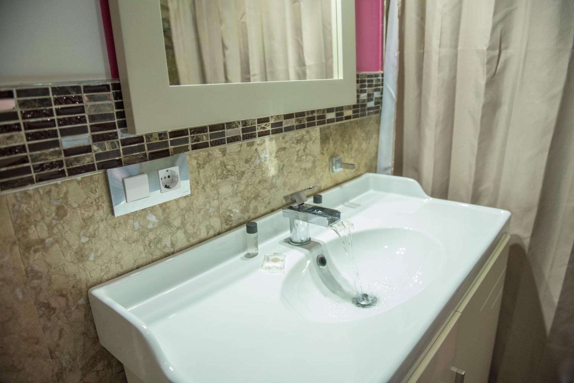 Apartamentos Luxury Puente De Triana Seville Exterior photo